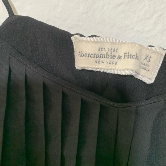 Abercrombie and Fitch Flowy Pleaded Tank Top - Picture 3 of 6